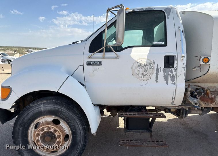 image for item EJ3643 2000 Ford F650 Super Duty XL water truck