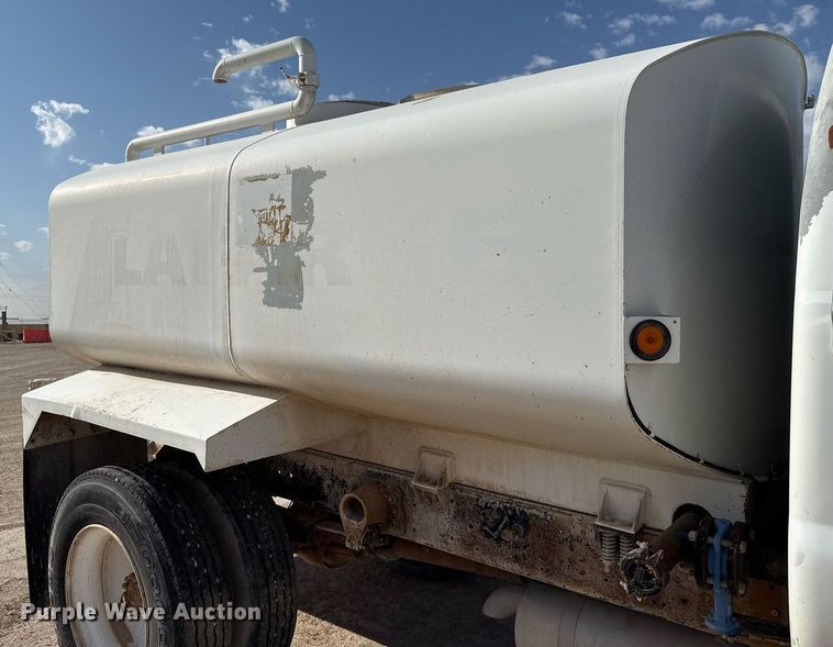 image for item EJ3643 2000 Ford F650 Super Duty XL water truck