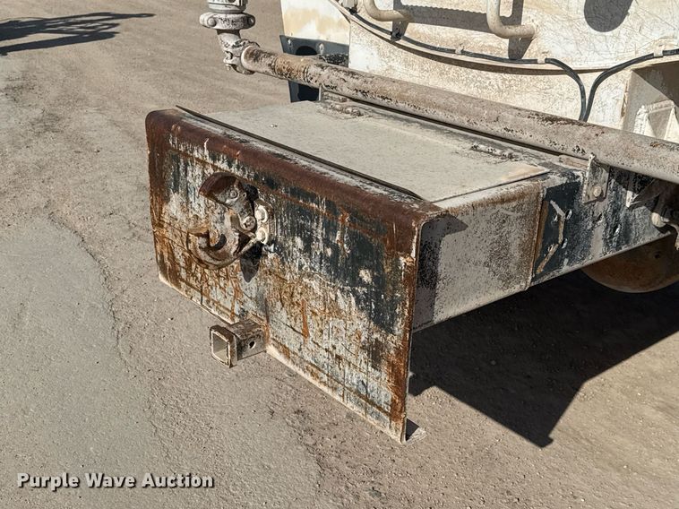 image for item EJ3643 2000 Ford F650 Super Duty XL water truck