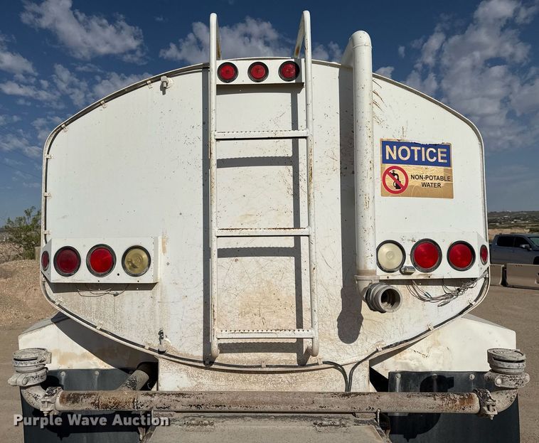 image for item EJ3643 2000 Ford F650 Super Duty XL water truck