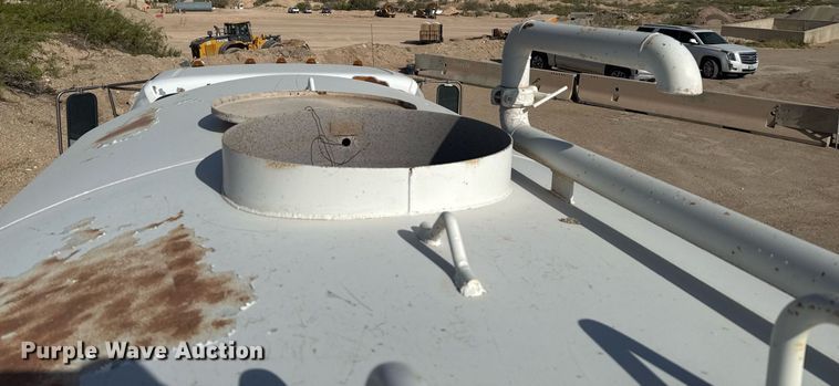 image for item EJ3643 2000 Ford F650 Super Duty XL water truck