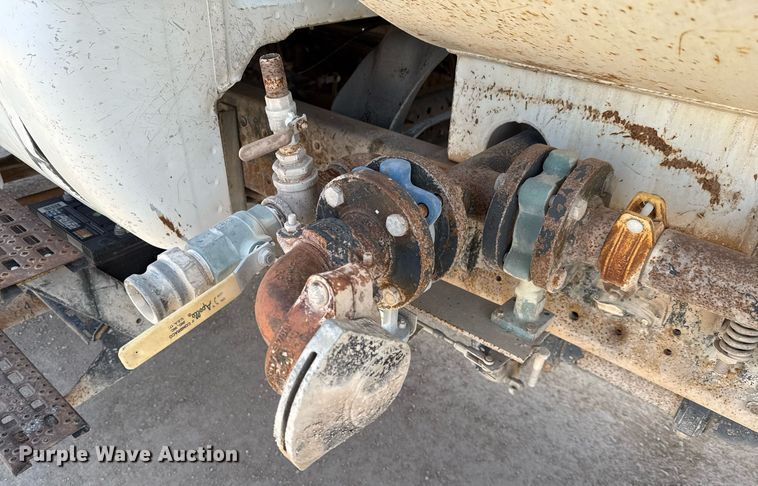 image for item EJ3643 2000 Ford F650 Super Duty XL water truck