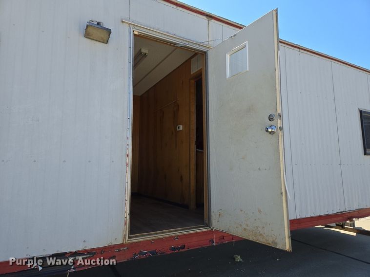 image for item EJ7381 1999 Pac Van office trailer