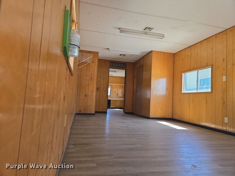 image for item EJ7381 1999 Pac Van office trailer