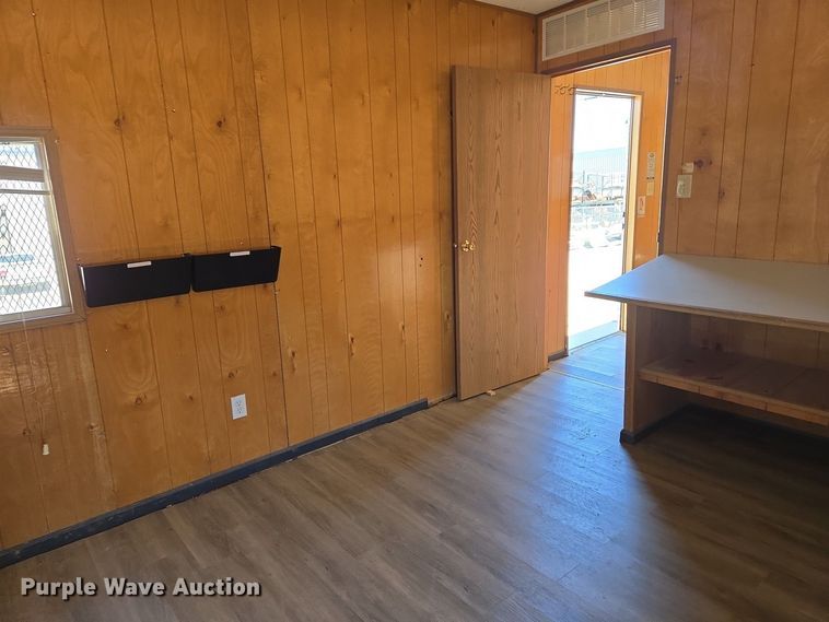 image for item EJ7381 1999 Pac Van office trailer