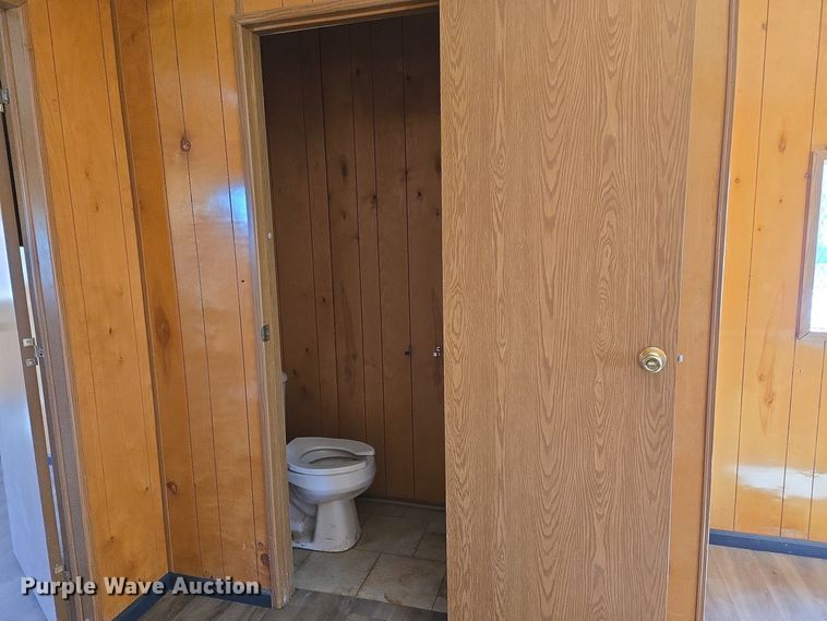 image for item EJ7381 1999 Pac Van office trailer