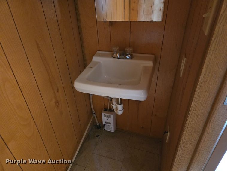 image for item EJ7381 1999 Pac Van office trailer