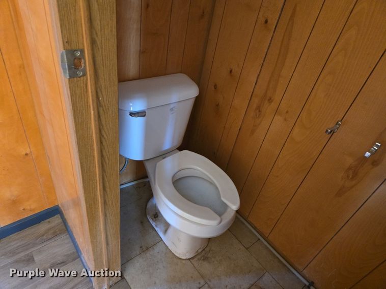 image for item EJ7381 1999 Pac Van office trailer