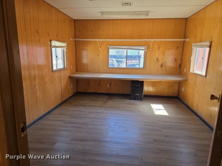 image for item EJ7381 1999 Pac Van office trailer