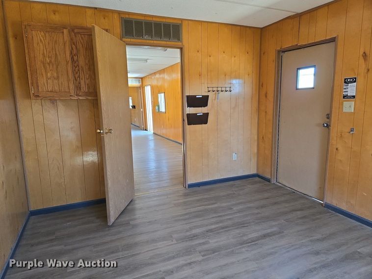 image for item EJ7381 1999 Pac Van office trailer