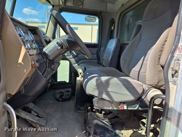 image for item EJ7392 2008 Peterbilt 340 dump truck