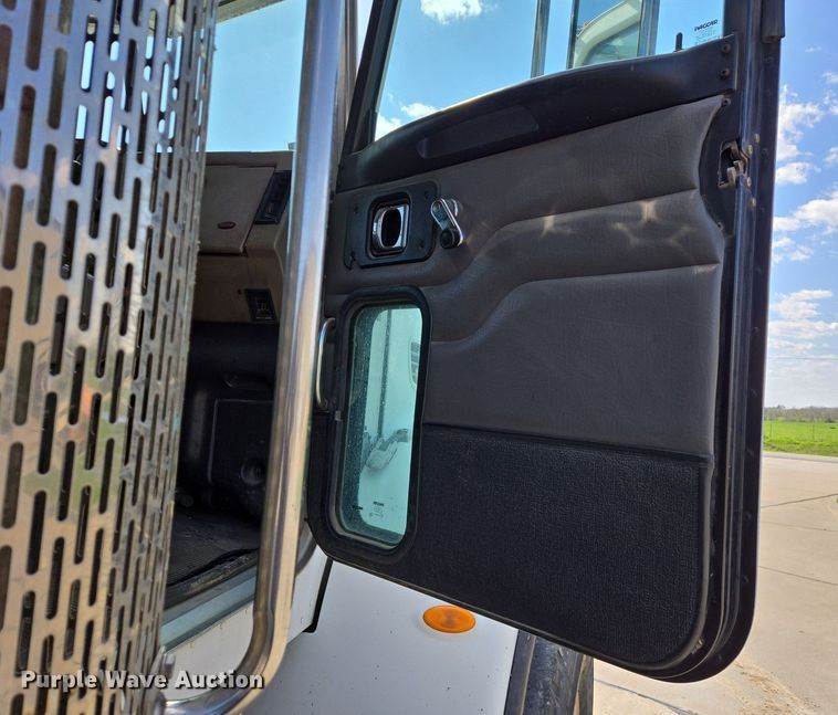 image for item EJ7392 2008 Peterbilt 340 dump truck