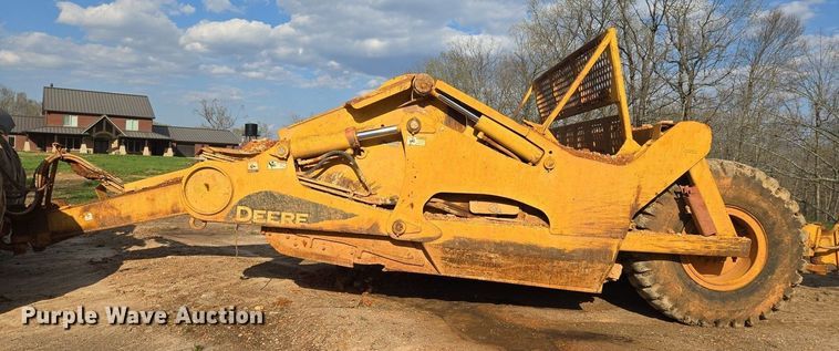 image for item EJ7399 2004 John Deere 1810E scraper
