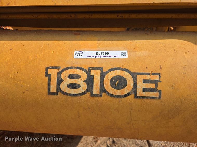 image for item EJ7399 2004 John Deere 1810E scraper