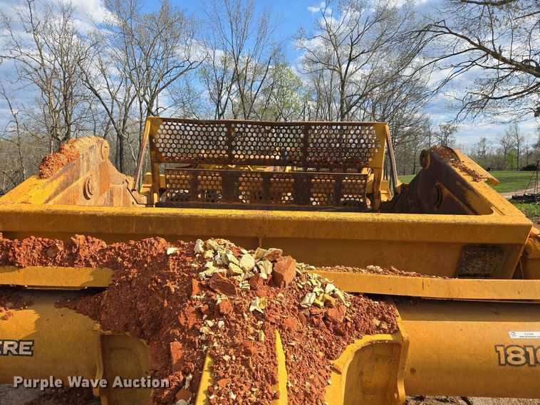 image for item EJ7399 2004 John Deere 1810E scraper