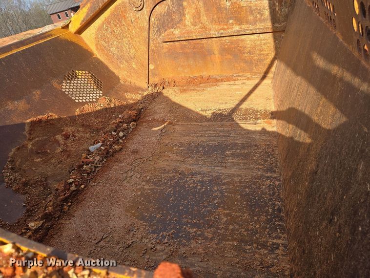 image for item EJ7399 2004 John Deere 1810E scraper