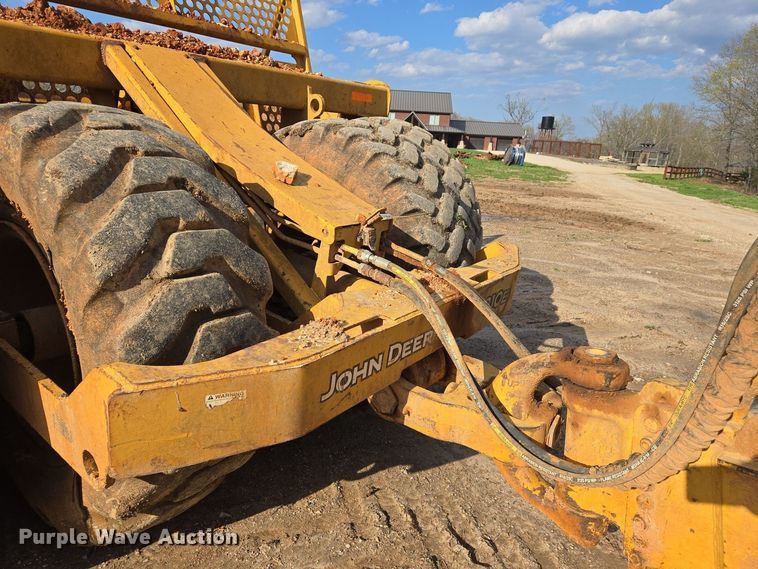 image for item EJ7399 2004 John Deere 1810E scraper