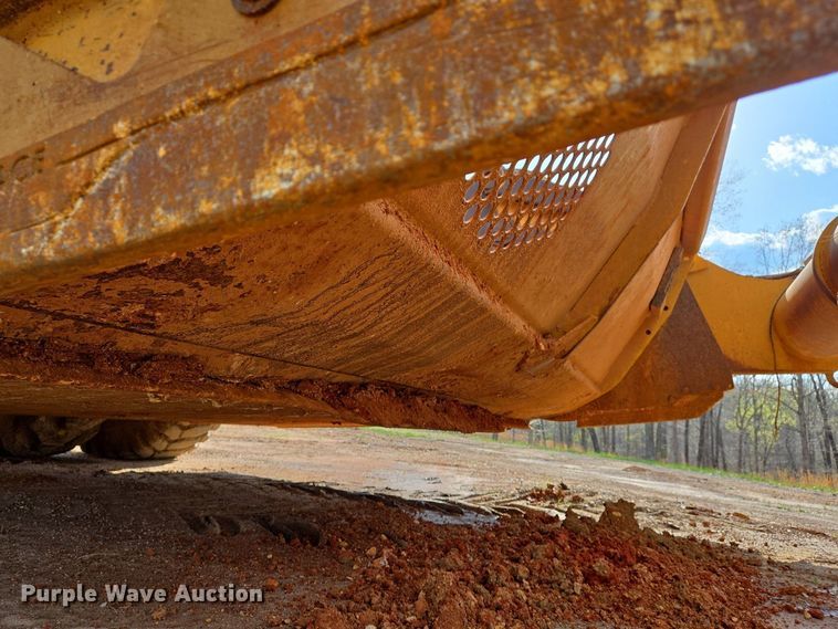 image for item EJ7399 2004 John Deere 1810E scraper