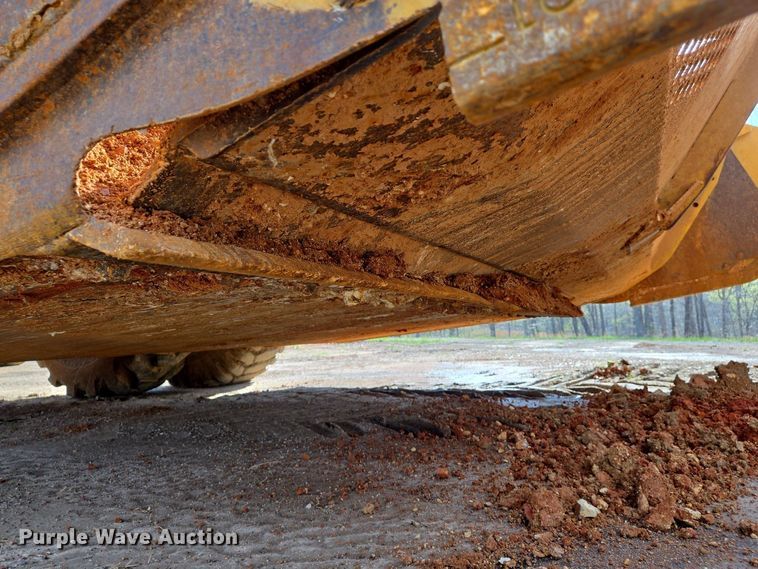 image for item EJ7399 2004 John Deere 1810E scraper