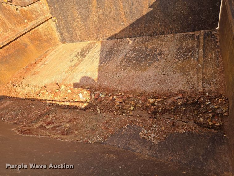 image for item EJ7399 2004 John Deere 1810E scraper