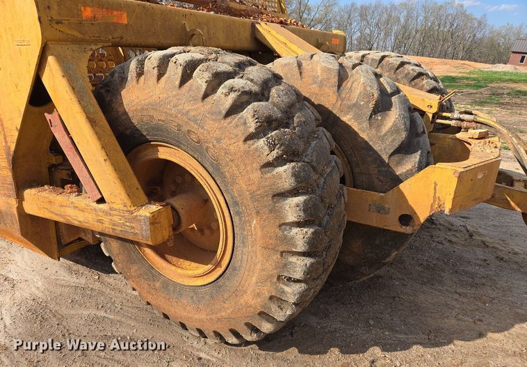 image for item EJ7399 2004 John Deere 1810E scraper