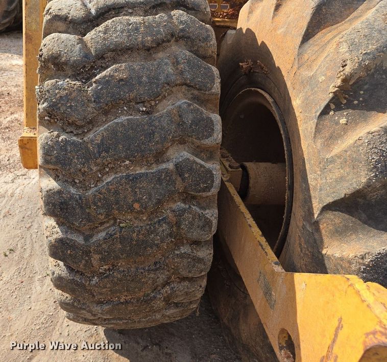 image for item EJ7399 2004 John Deere 1810E scraper