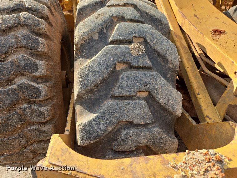 image for item EJ7399 2004 John Deere 1810E scraper