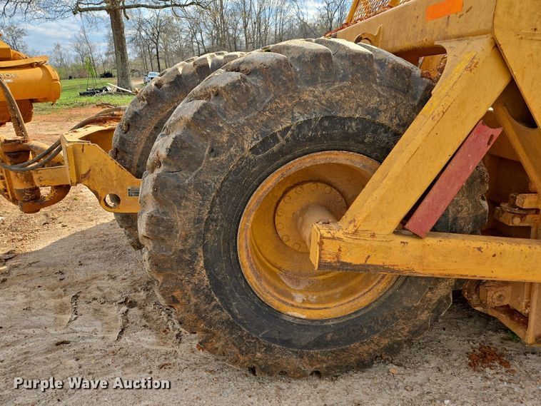 image for item EJ7399 2004 John Deere 1810E scraper