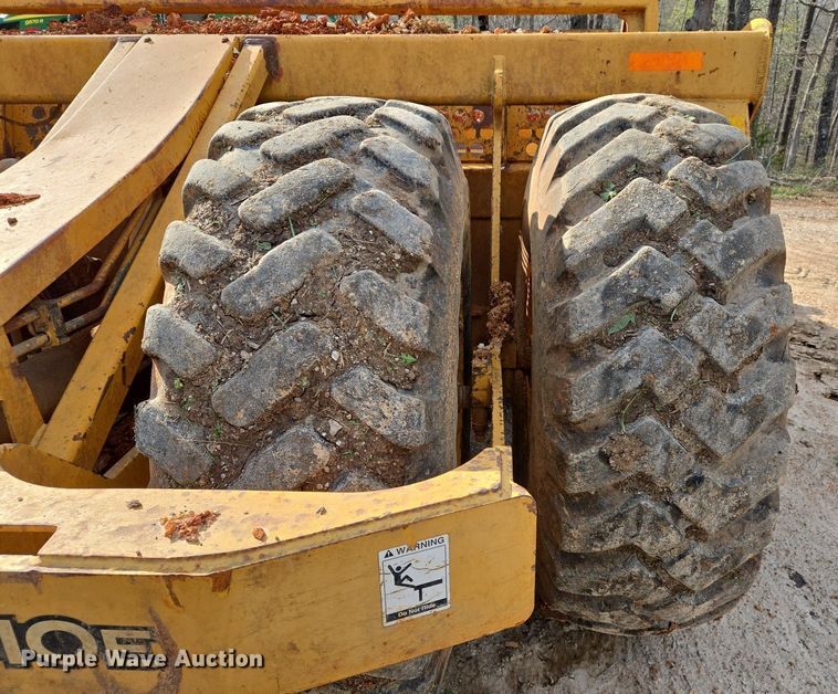 image for item EJ7399 2004 John Deere 1810E scraper