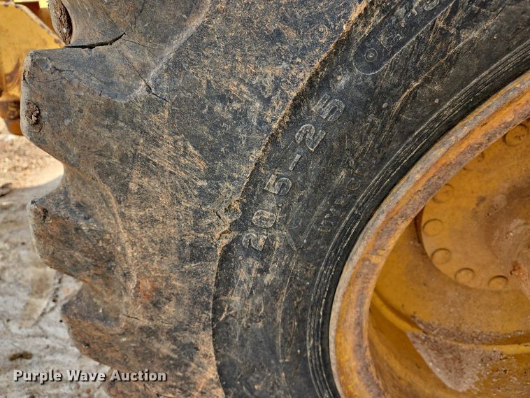 image for item EJ7399 2004 John Deere 1810E scraper