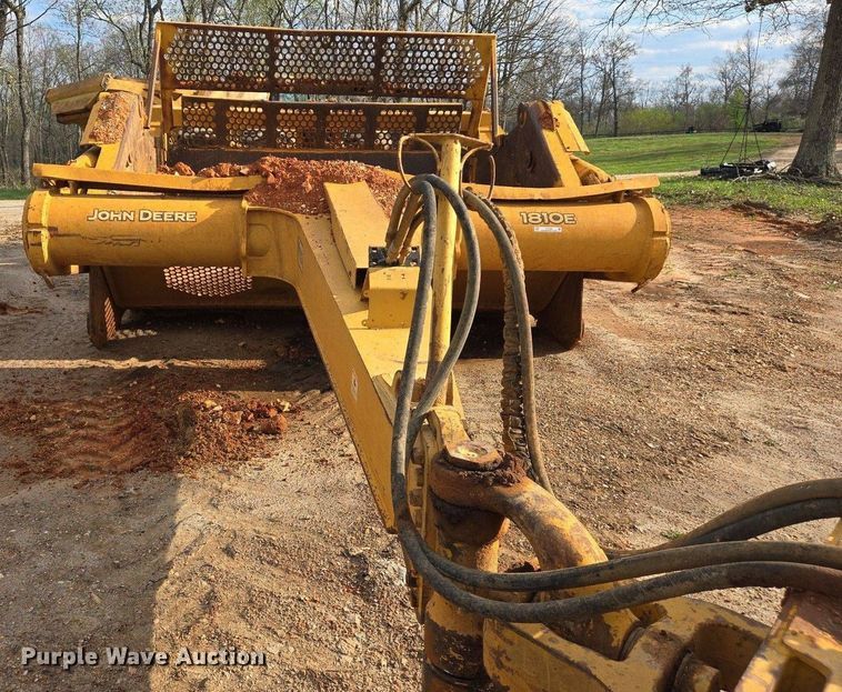 image for item EJ7400 2004 John Deere 1810E scraper