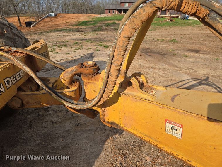 image for item EJ7400 2004 John Deere 1810E scraper