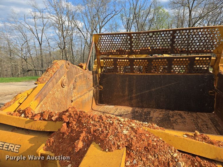 image for item EJ7400 2004 John Deere 1810E scraper