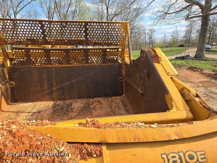 image for item EJ7400 2004 John Deere 1810E scraper