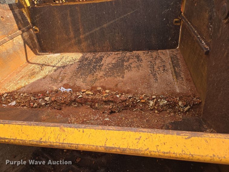 image for item EJ7400 2004 John Deere 1810E scraper