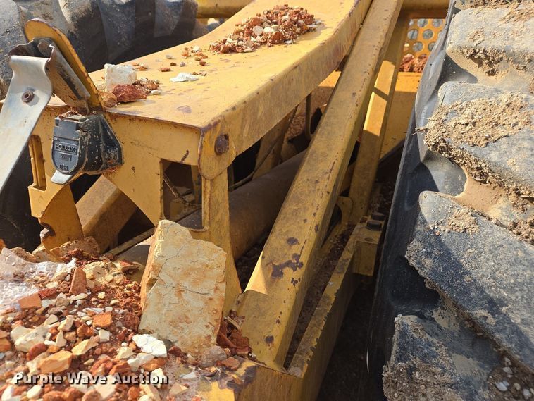 image for item EJ7400 2004 John Deere 1810E scraper