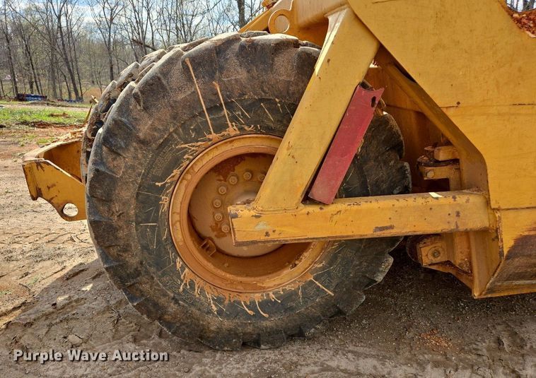 image for item EJ7400 2004 John Deere 1810E scraper