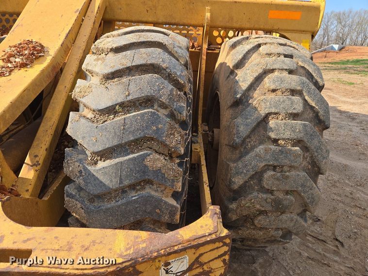 image for item EJ7400 2004 John Deere 1810E scraper