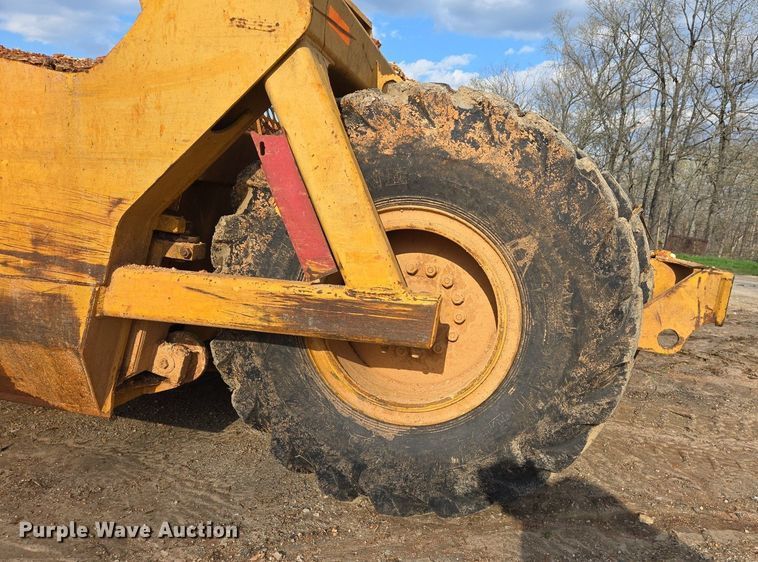 image for item EJ7400 2004 John Deere 1810E scraper