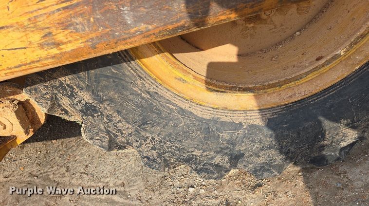 image for item EJ7400 2004 John Deere 1810E scraper