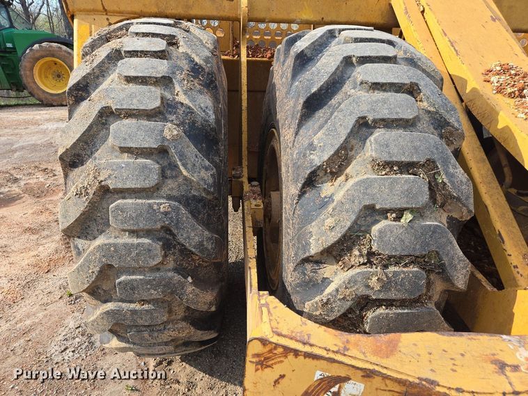 image for item EJ7400 2004 John Deere 1810E scraper