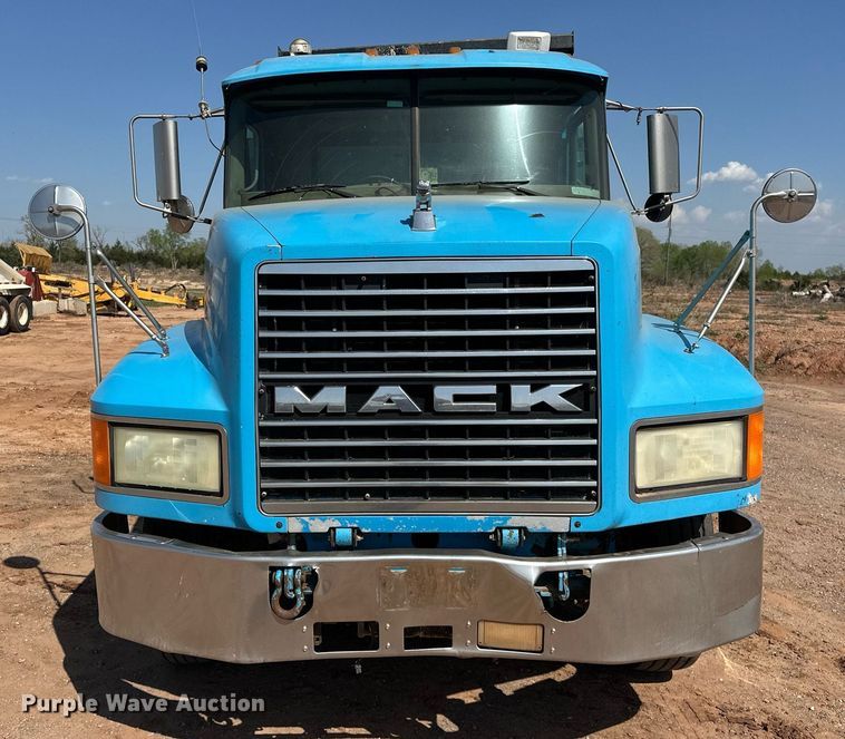 image for item EJ8632 2001 Mack  CH613 dump truck