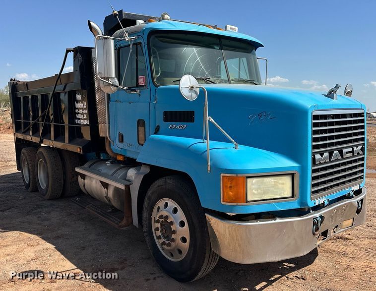 image for item EJ8632 2001 Mack  CH613 dump truck