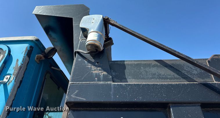 image for item EJ8632 2001 Mack  CH613 dump truck