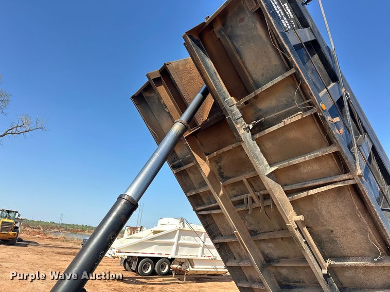 image for item EJ8632 2001 Mack  CH613 dump truck