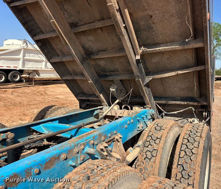 image for item EJ8632 2001 Mack  CH613 dump truck