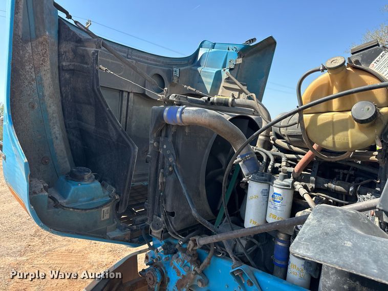 image for item EJ8632 2001 Mack  CH613 dump truck