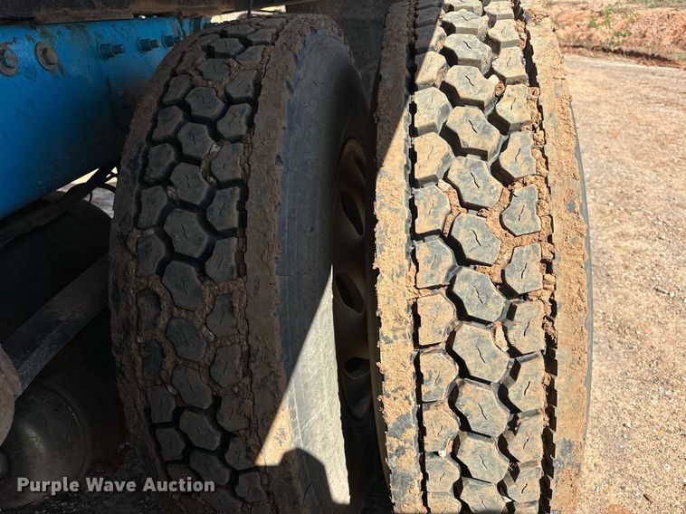 image for item EJ8632 2001 Mack  CH613 dump truck