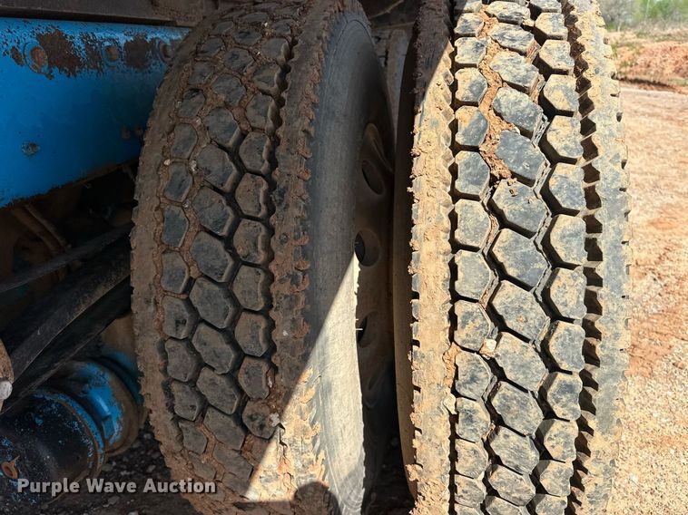 image for item EJ8632 2001 Mack  CH613 dump truck