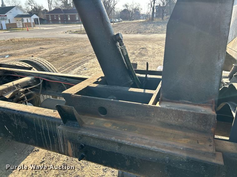 image for item EK2739 1999 Sterling L8511 dump truck